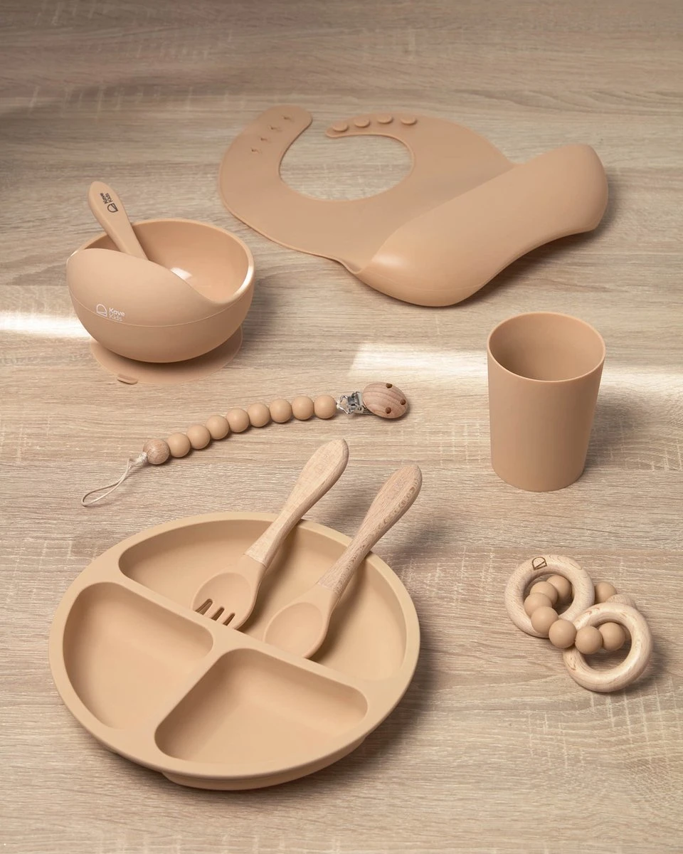 Kave Home - Set D'assiettes Et Couverts Epiphany En Silicone Beige Et Bois 1 Kave Home - Set D'assiettes Et Couverts Epiphany En Silicone Beige Et Bois