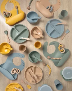 Kave Home - Set D'assiettes Et Couverts Epiphany En Silicone Beige Et Bois 9 Kave Home - Set D'assiettes Et Couverts Epiphany En Silicone Beige Et Bois -Bébé Soldes Boutique 960x1200 12